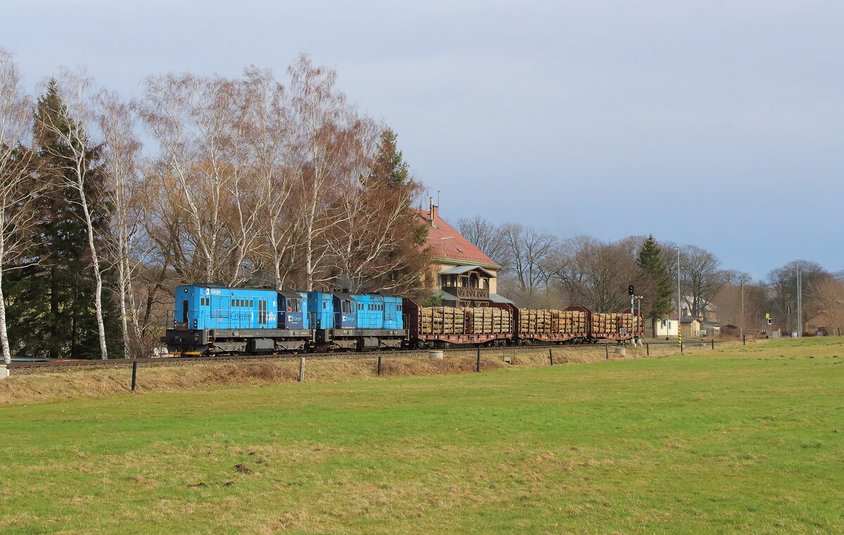 Die 742 179 und 742 194 an der Übergabe Mn 84000 von Liberec nach Frydlant hatten in Raspenava 3 beladene Holzwaggons aufgenommen. An der Ausfahrt konnte am 23.02.2024 die Übergabe sogar mit etwas Sonne abgelichtet werden.