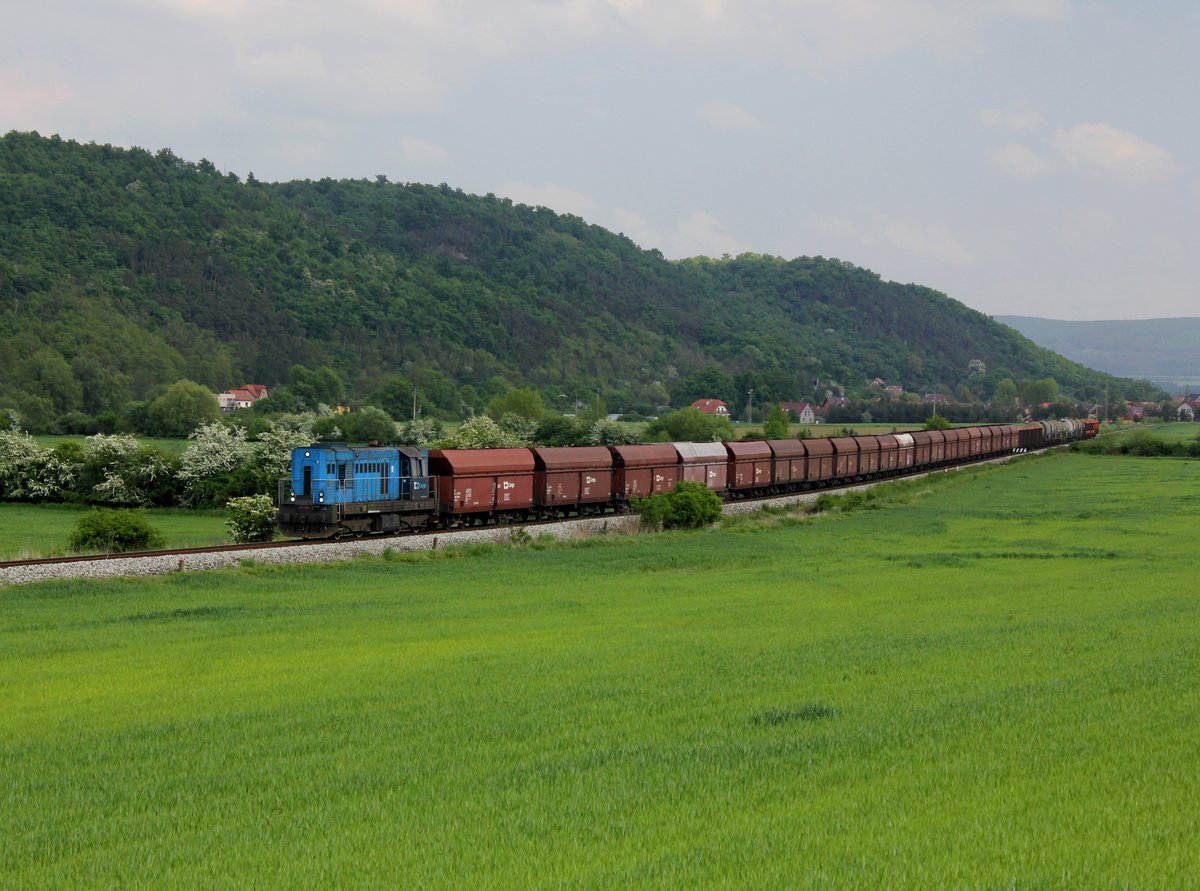 Die 742 238 mit einem Güterzug am 14.05.2015 unterwegs bei Libomyšl.