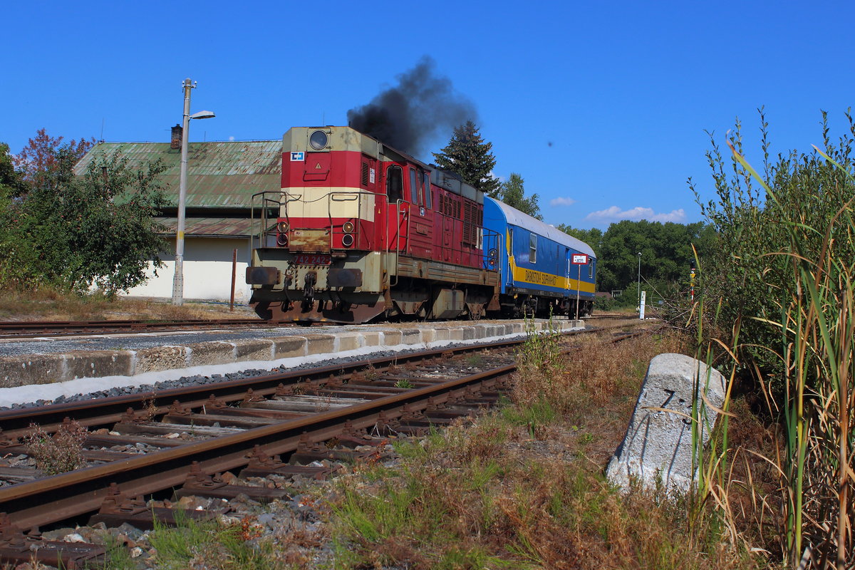 Die 742 242 mit Messwaggon bei Abfahrt im Bahnhof Skalna in Richtung Tricnice. Gesehen am 23.08.2018