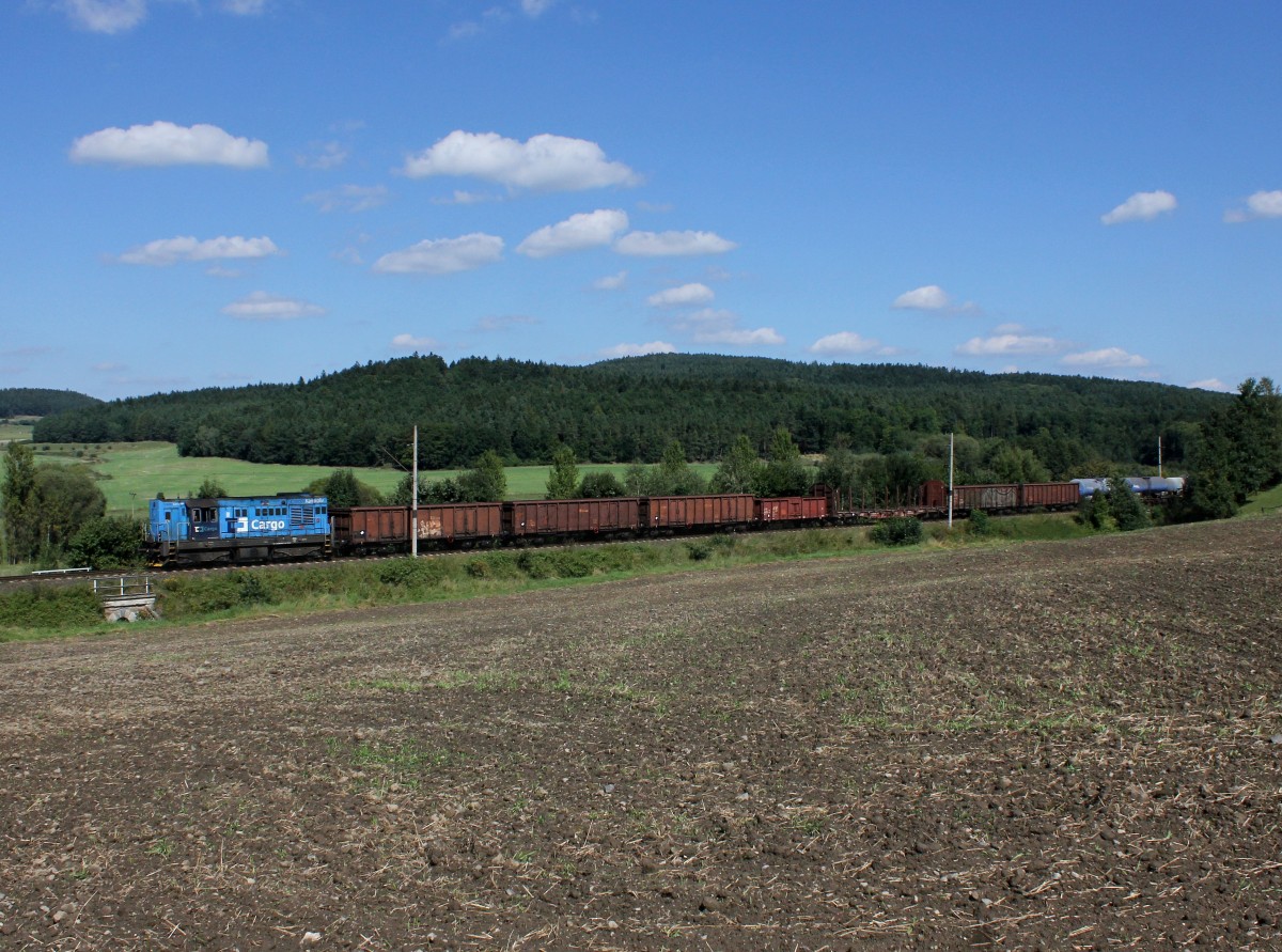 Die 742 385 mit einem Güterzug am 28.08.2014 unterwegs bei Vícenice.