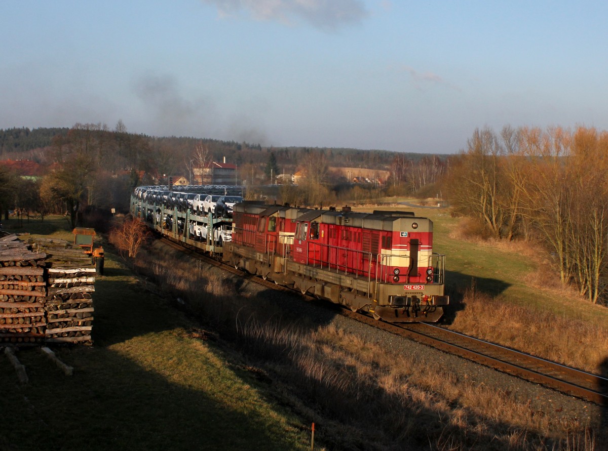 Die 742 420 und die 742 397 mit einem Autozug am 06.02.2015 unterwegs bei Blížejov.