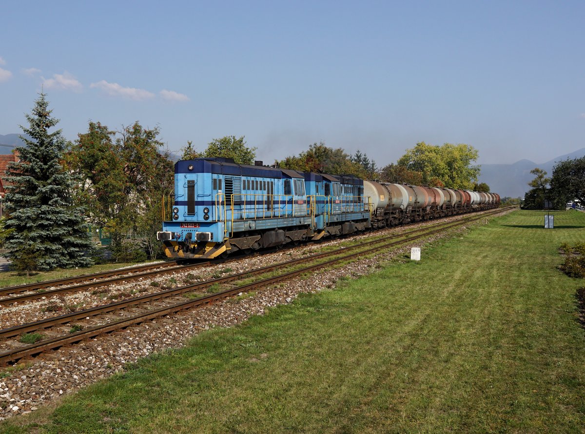 Die 742 503 und die 742 540 mit einem Kesselzug am 20.09.2018 unterwegs bei Košťany nad Turcom.