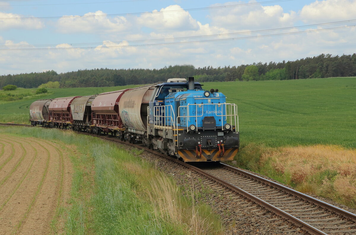 Die 742 735 mit leerem Getreidezug als Mn 87712 von Bor unterwegs nach Plzen. Der Zug wurde am 30.05.2023 auf der Strecke zwischen Bor u Tachova und Svojsin in der Nähe des Dorfes Holostrevy bildlich dokumentiert werden. Leider versteckte sich hier die Sonne wieder hinter den Wolken. 