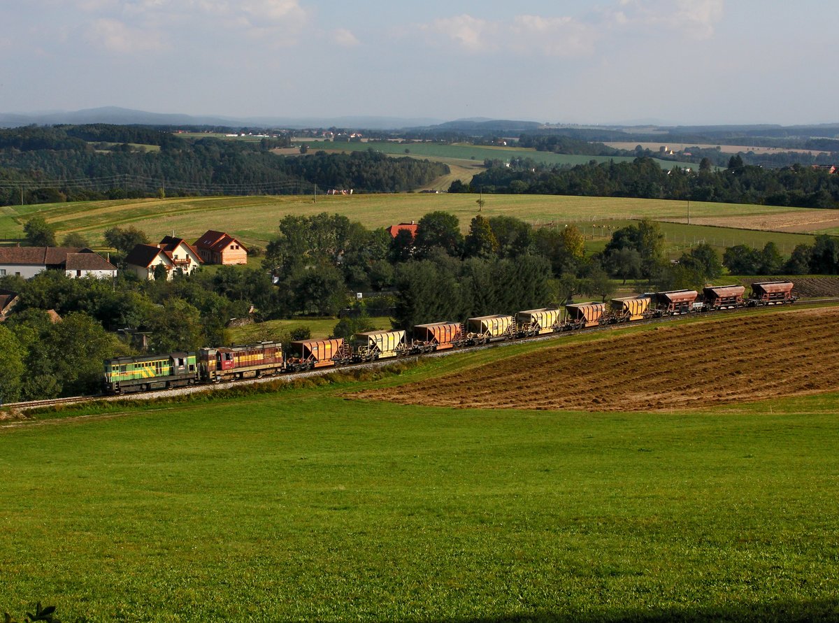 Die 743 009 und die 743 004 mit einem Schotterzug am 27.09.2016 unterwegs bei Plešovice.