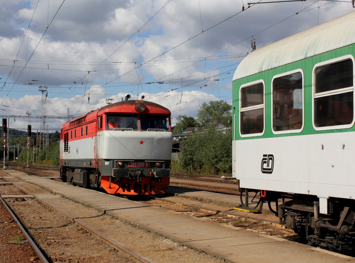 Die 749 006 bei einer Rangierfahrt am 28.09.2015 in Světlá nad Sázavou.