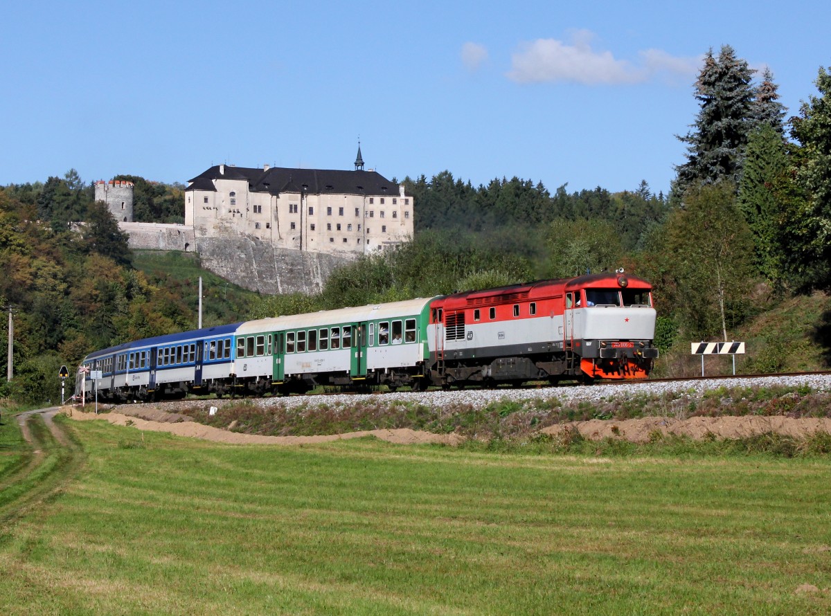 Die 749 006 mit einem Os nach Světlá nad Sázavou am 28.09.2015 unterwegs bei Český Šternberk.