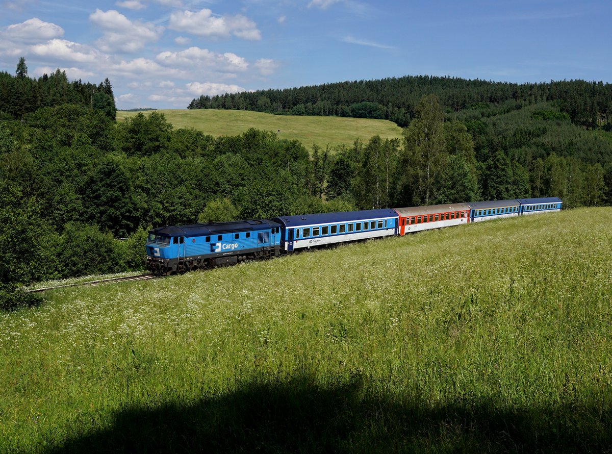 Die 749 018 mit einem Ex nach Nové Údolí am 15.06.2017 unterwegs bei Provodice.