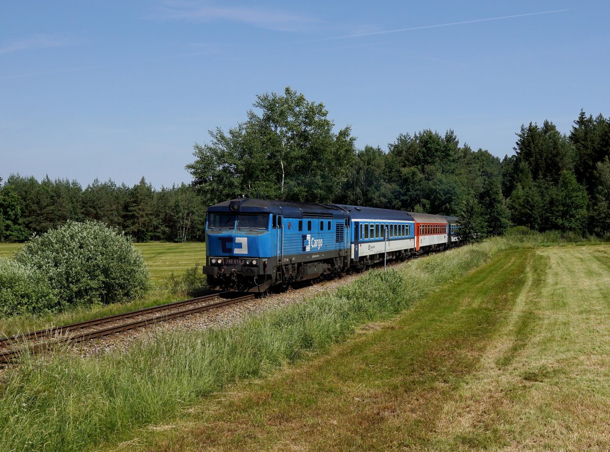 Die 749 018 mit einem Ex nach Nové Údolí am 15.06.2017 unterwegs bei Vrábče.