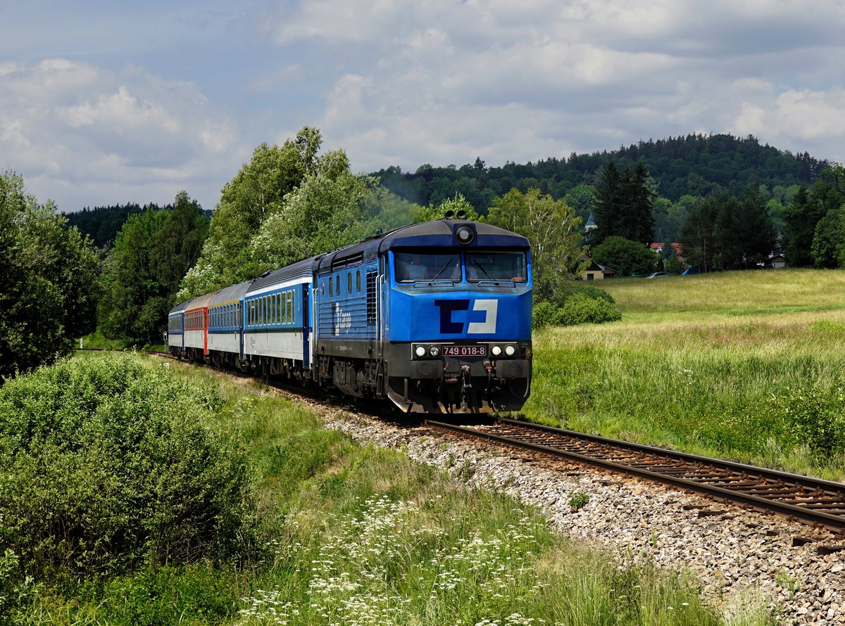 Die 749 018 mit einem Ex nach Praha am 15.06.2017 unterwegs bei Horní Planá