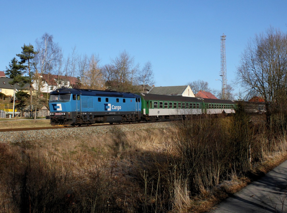Die 749 018 mit einem Sonderzug nach Vimperk am 31.12.2015 unterwegs bei Lipka.