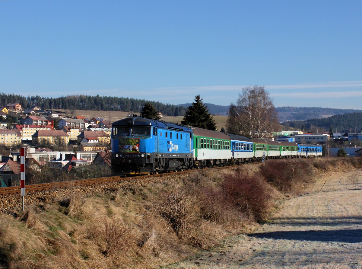 Die 749 018 mit einem Sonderzug nach Kubova Hut´ am 31.12.2015 unterwegs bei Vimperk.