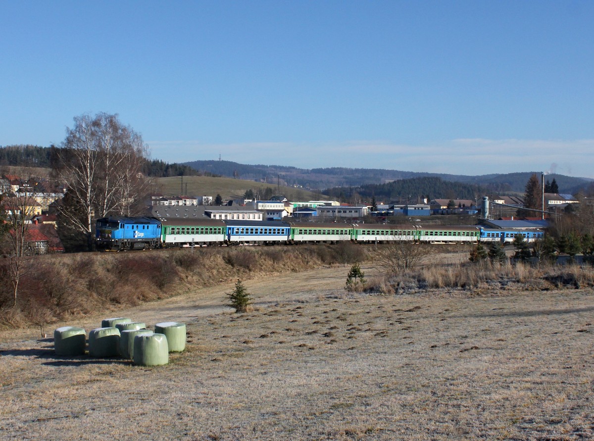 Die 749 018 mit einem Sonderzug nach Kubova Hut´ am 31.12.2015 unterwegs bei Vimperk.
