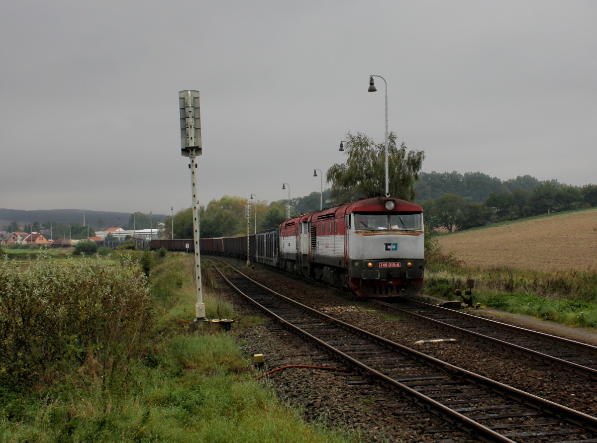 Die 749 019 und die 749 187 mit einem Güterzug am 04.10.2014 bei der Durchfahrt Blížejov.