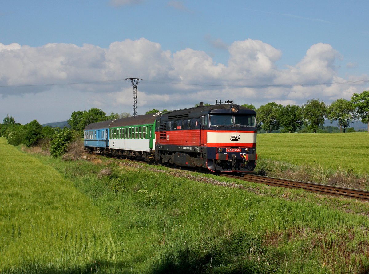 Die 749 121 mit einem R am 25.05.2014 unterwegs bei Tochovice.