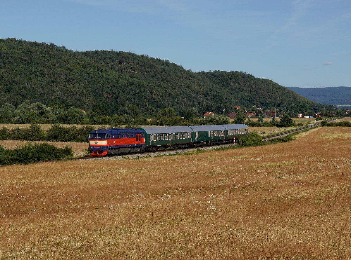 Die 749 121 mit einem Sp nach Prag am 30.06.2018 unterwegs bei Libomyšl.