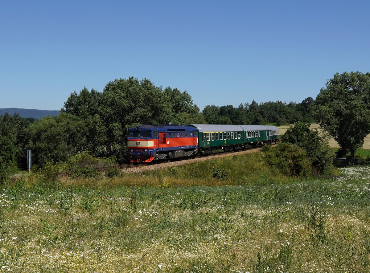 Die 749 121 mit einem Sp nach Březnice am 30.06.2018 unterwegs bei Březnice.