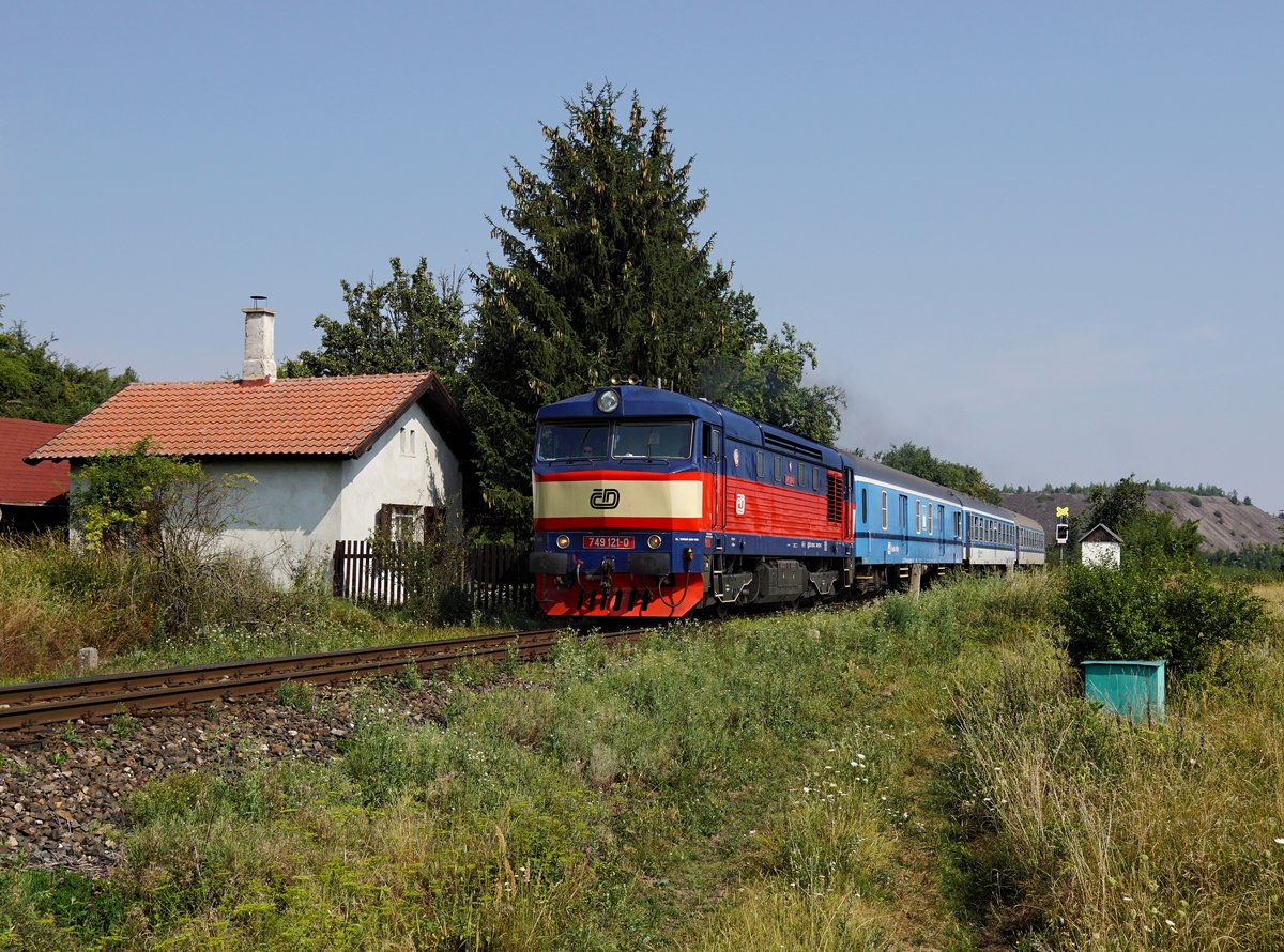 Die 749 121 mit einem SP nach Březnice am 04.08.2018 unterwegs bei Lešetice.