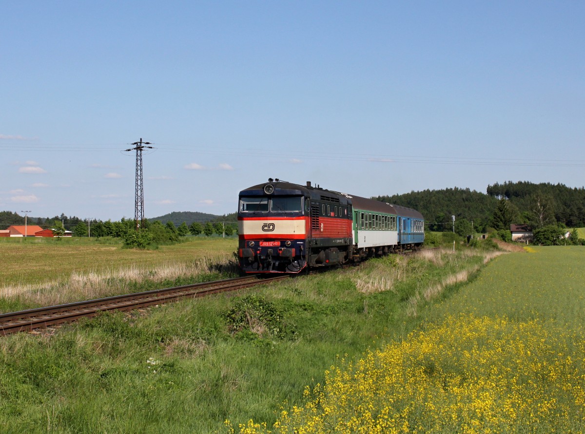 Die 749 121 mit einem R nach Příbram am 25.05.2014 unterwegs bei Březnice.