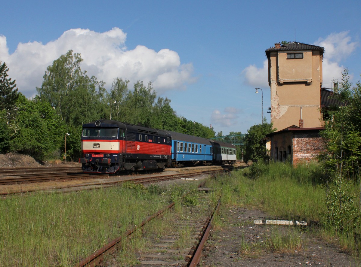 Die 749 121 mit einem R nach České Budějovice am 25.05.2014 in Příbram.