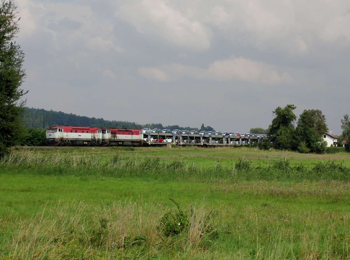 Die 749 187 und die 749 019 mit einem Autozug am 06.09.2014 unterwegs bei Blížejov.
