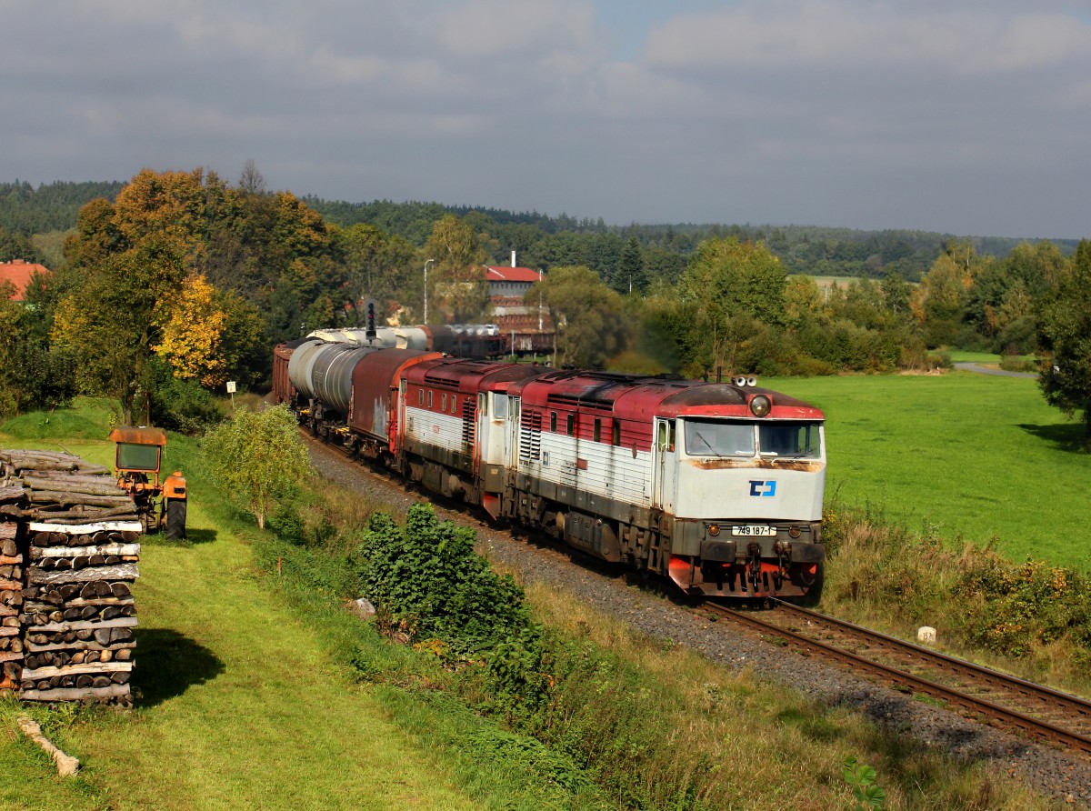 Die 749 187 und die 749 019 mit einem Güterzug am 04.10.2014 unterwegs bei Blížejov.