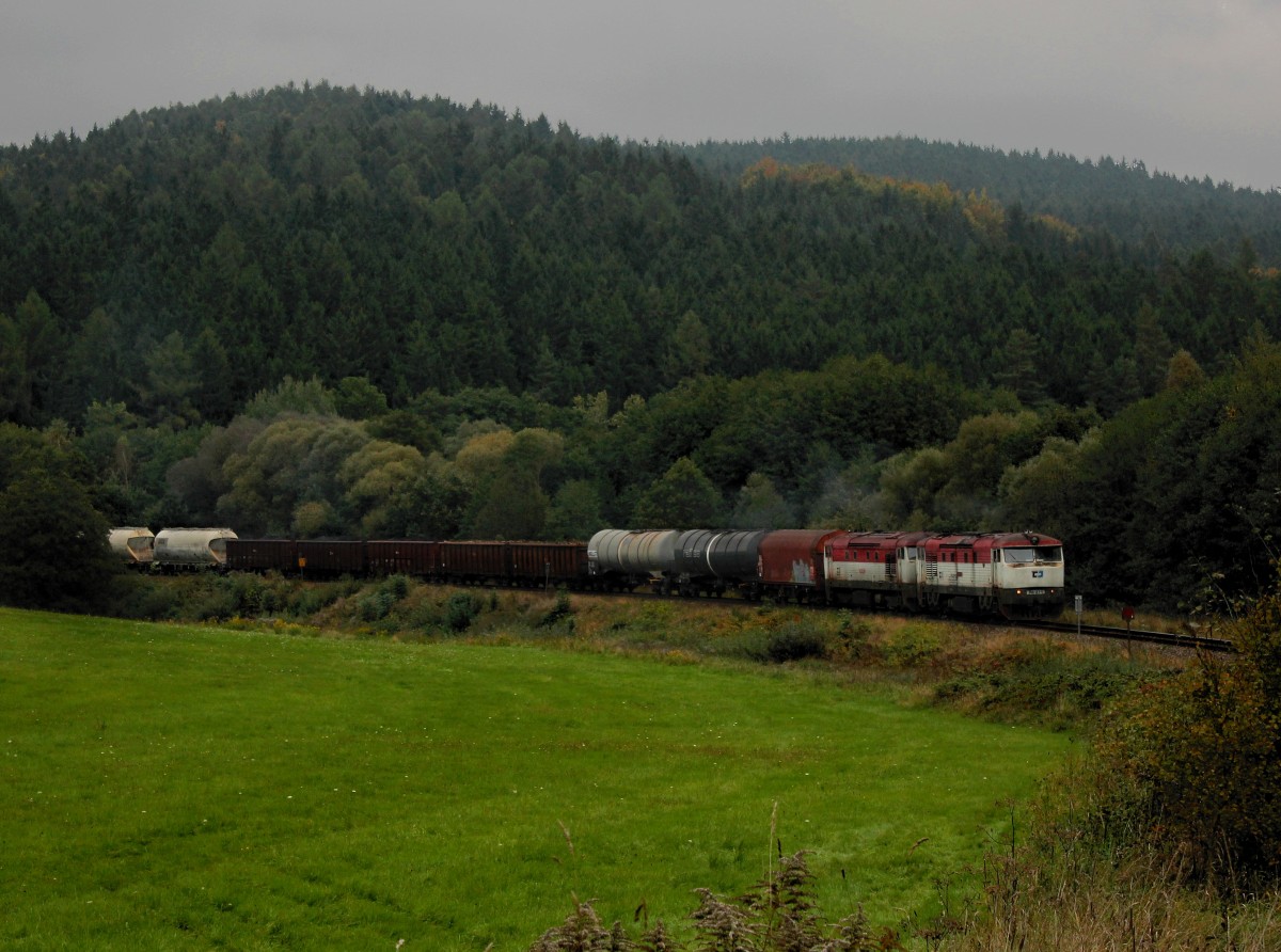Die 749 187 und die 749 019 mit einem Güterzug am 04.10.2014 unterwegs bei Domažlice.