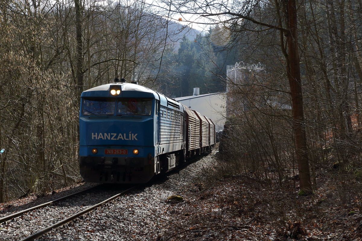 Die 749 263 mit Mattonizug  beim Rangieren am Werk in Kyselka. Aufgenommen am 02.03.2020