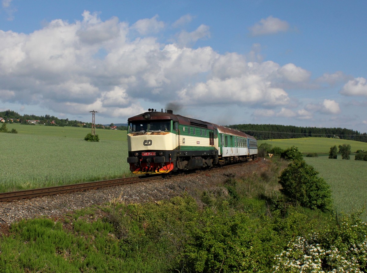 Die 749 264 mit einem R nach České Budějovice  am 25.05.2014 unterwegs bei Lešetice.