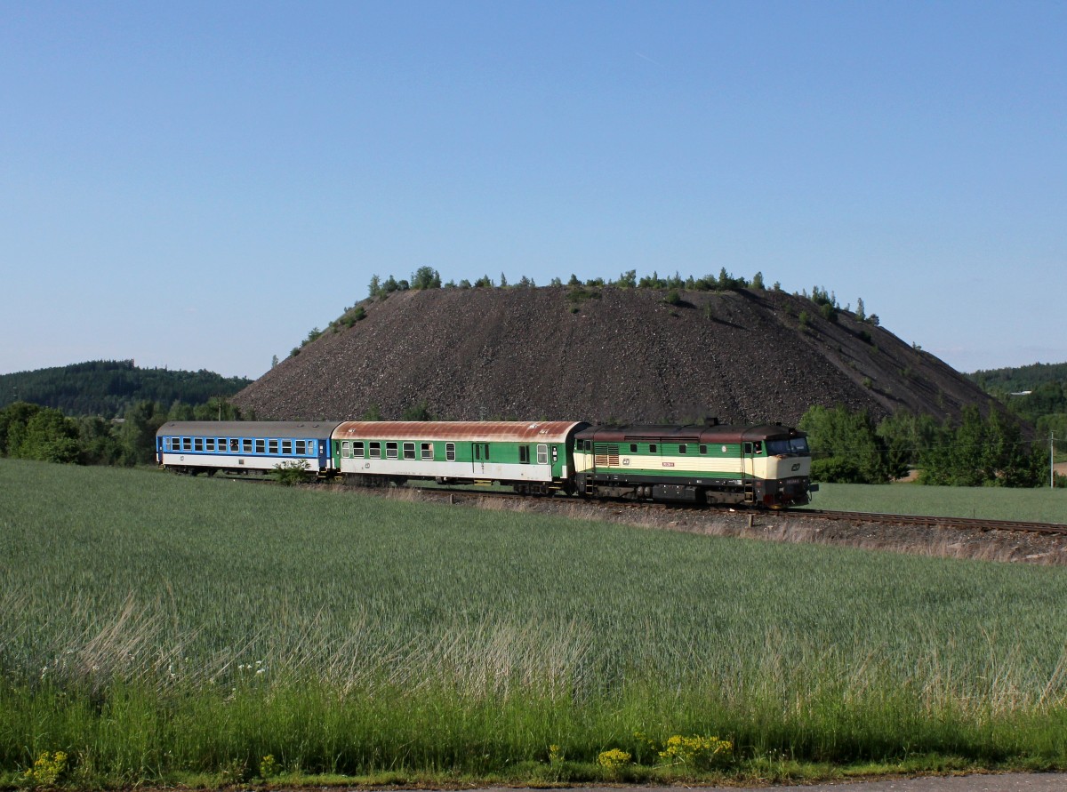 Die 749 264 mit einem R nach České Budějovice  am 25.05.2014 unterwegs bei Lešetice.