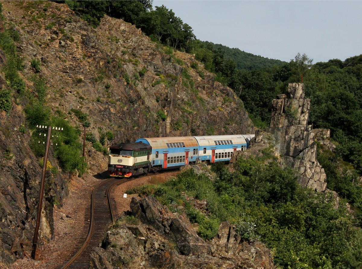 Die 749 264 mit einem Os nach Prag am 11.07.2015 unterwegs bei Petrov u Prahy.