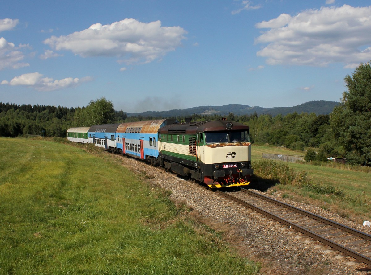 Die 749 264 mit einem Os nach Český Budějovice am 29.08.2015 unterwegs bei Nová Pec.