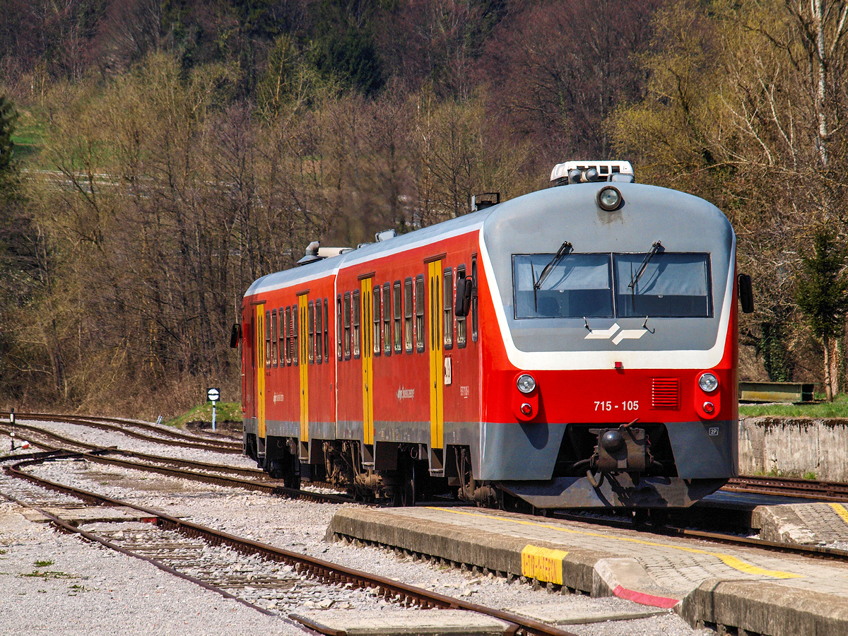 Die 75 km lange und im Jahre 1894 fertiggestellte Strecke Ljubljana – Novo Mesto ist eine nicht elektrifizierte Nebenbahn im Südosten Sloweniens. 1914 wurde sie über den heutigen Grenzbahnhof Metlika bis ins kroatische Karlovac fortgesetzt. Über die abzweigende Strecke vom Bahnknoten Trebnje nach Sevnica besteht auch eine direkte Verbindung an die Hauptstrecke von Ljubljana nach Zagreb. Der Personenverkehr wird fast ausschließlich durch die in den 1980-er Jahren von MBB Donauwörth hergestellten Triebwagen der Reihe 713/715 betrieben. Kurz nach Mittag des 10.04.2015. verlässt der Triebwagen 715 105 gerade als Regionalzug 3212 von Metlika nach Ljubljana den Bahnhof von Visnja Gora wird in einer knappen Stunde die slowenische Hauptstadt erreichen.