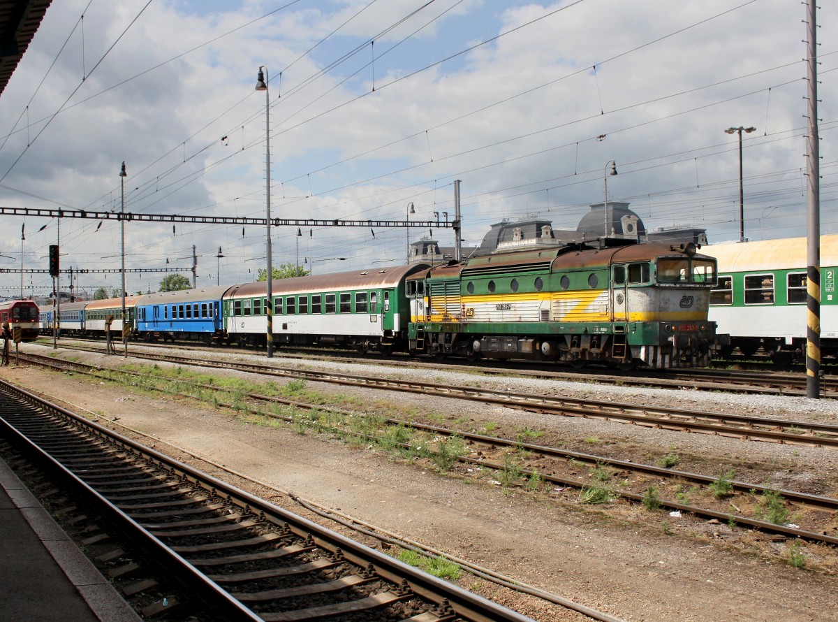 Die 750 253 mit einem Os am 20.06.2011 im Pilsener Hbf.