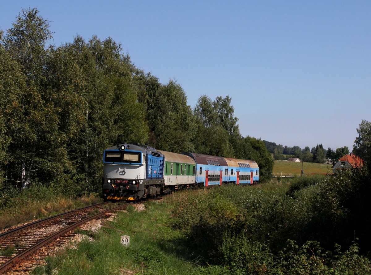 Die 750 705 mit einem Os nach Nov dol am 07.09.2013 unterwegs bei Hůrka.