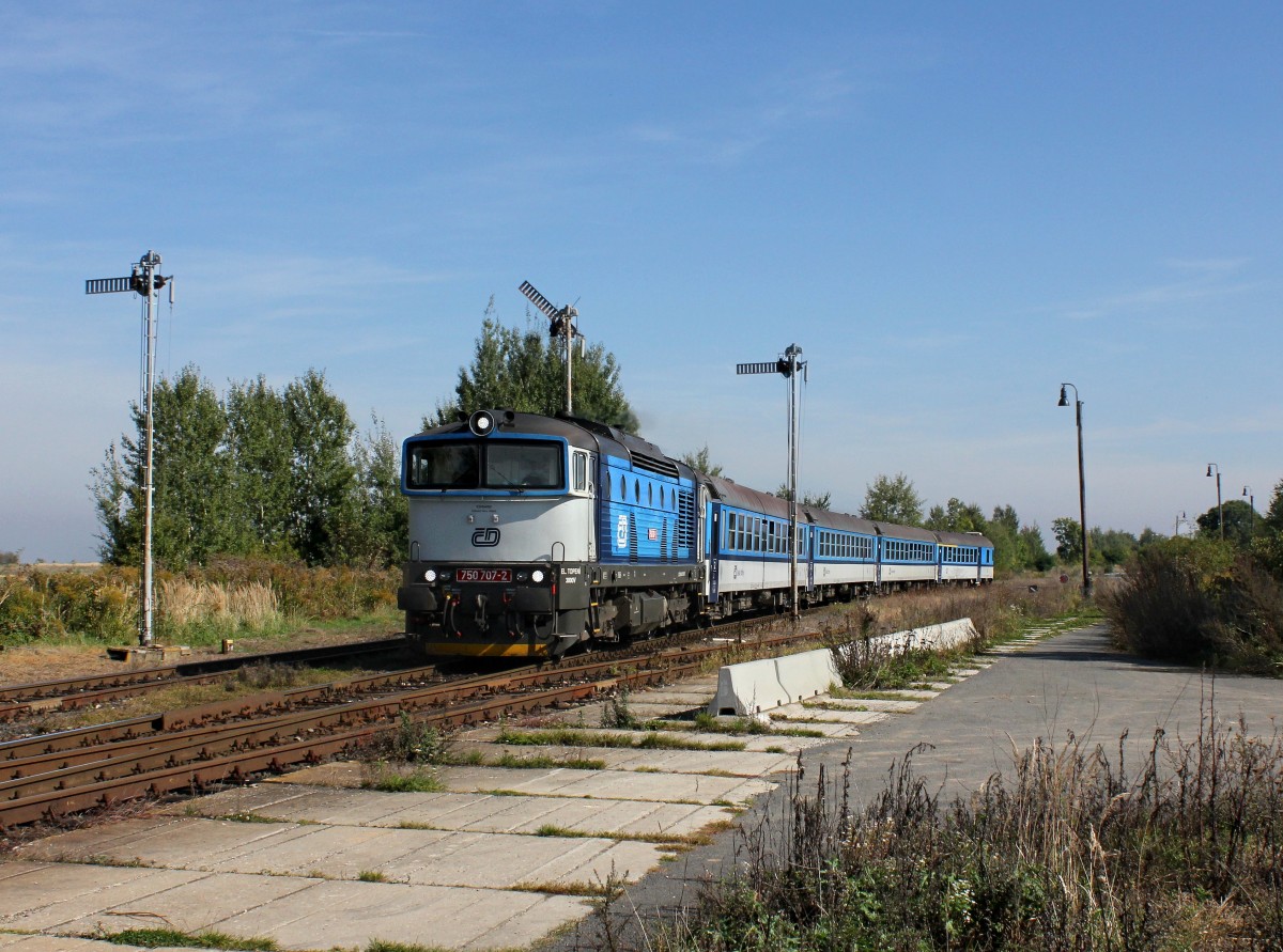 Die 750 707 mit einem R am 29.09.2014 bei der Durchfahrt in Jeneč.