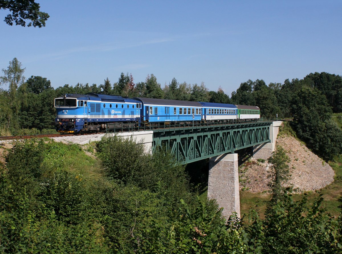 Die 750 713mit einem Os nach Nová Pec am 07.08.2016 unterwegs bei Holubov.