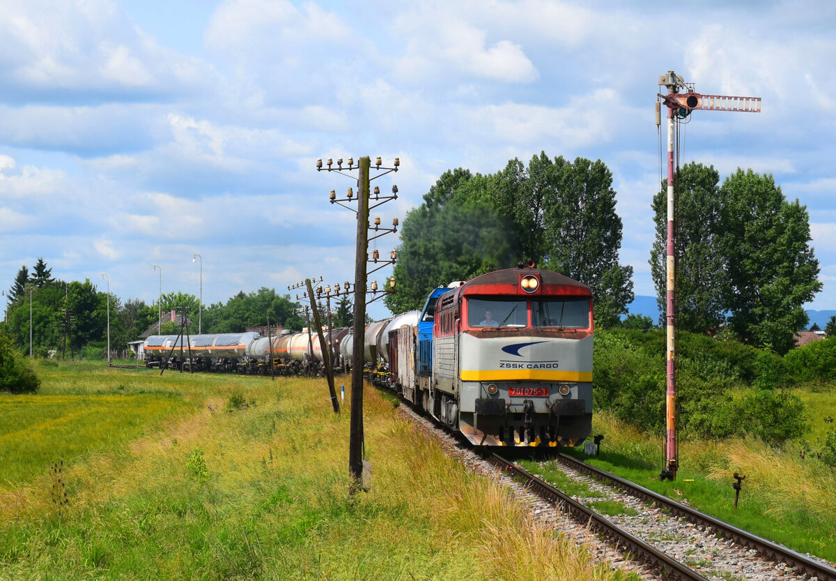 Die 751 075 ist mit dem Pn68725 Güterzug aus Leopoldov nach Nováky kurz nach Žabokreky nad Nitrou.
09.06.2025.