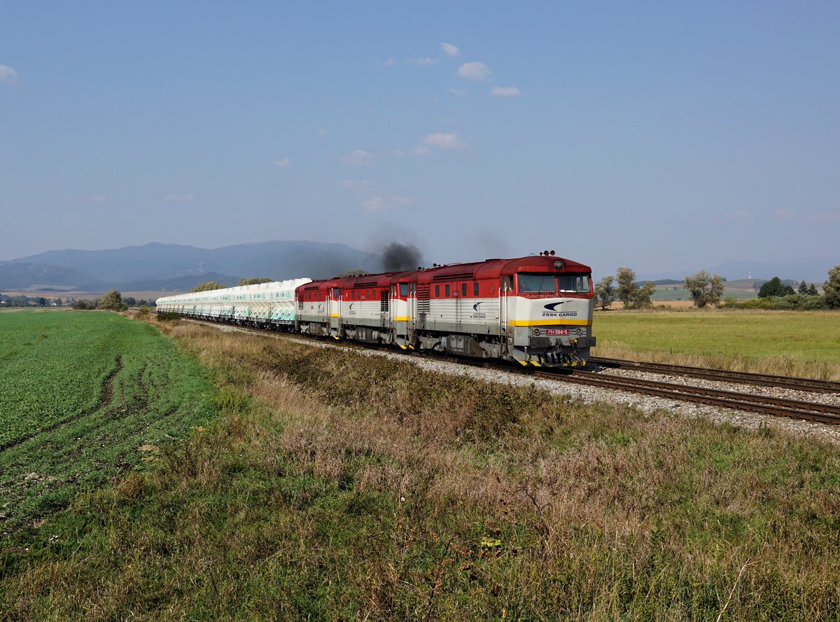 Die 751 084, die 751 035 und die 751 192 mit einem Silozug am 20.09.2018 unterwegs bei Malý Čepčín.