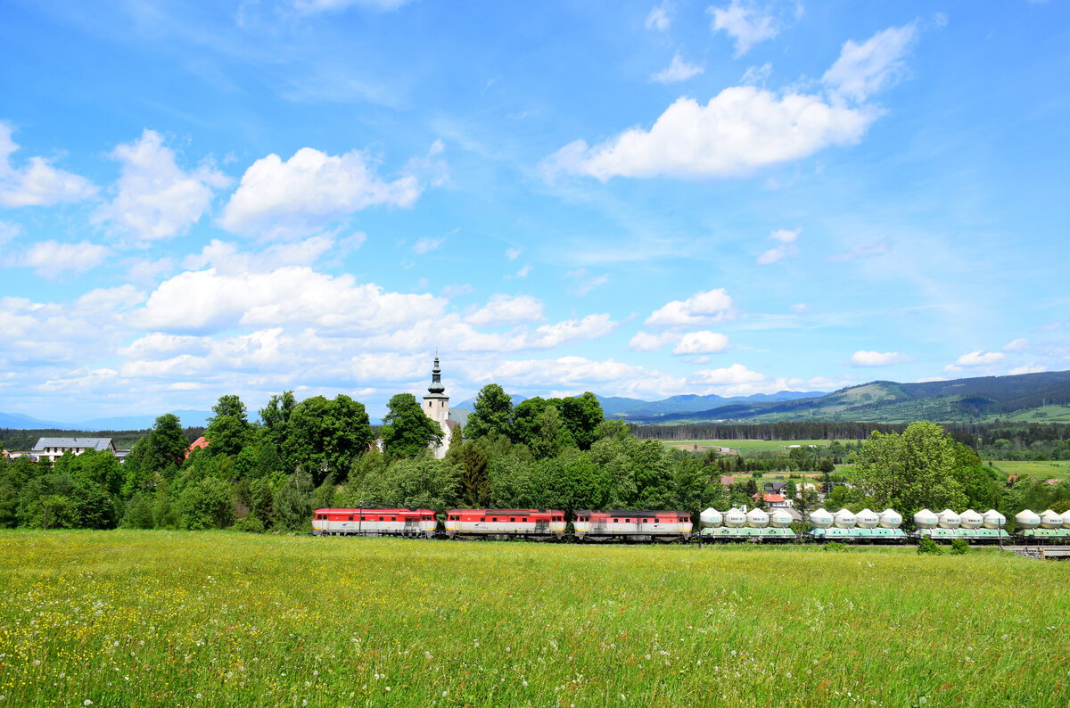 Die 751 128 + 047 + 084 mit dem Pn55721  Ekocell Express  auf dem Weg in Richtung Handlová.
Sklené Pri Handlovej, 28.05.2022. 