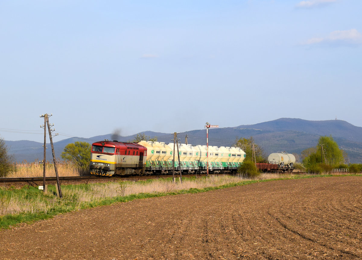 Die 751 208 mit dem PN 68222 Schnellgüterzug kurz nach Bf. Zbehy. Kann man auch den Berg Zobor im Hintergrund zu sehen.
Zbehy, 24.04.2021.