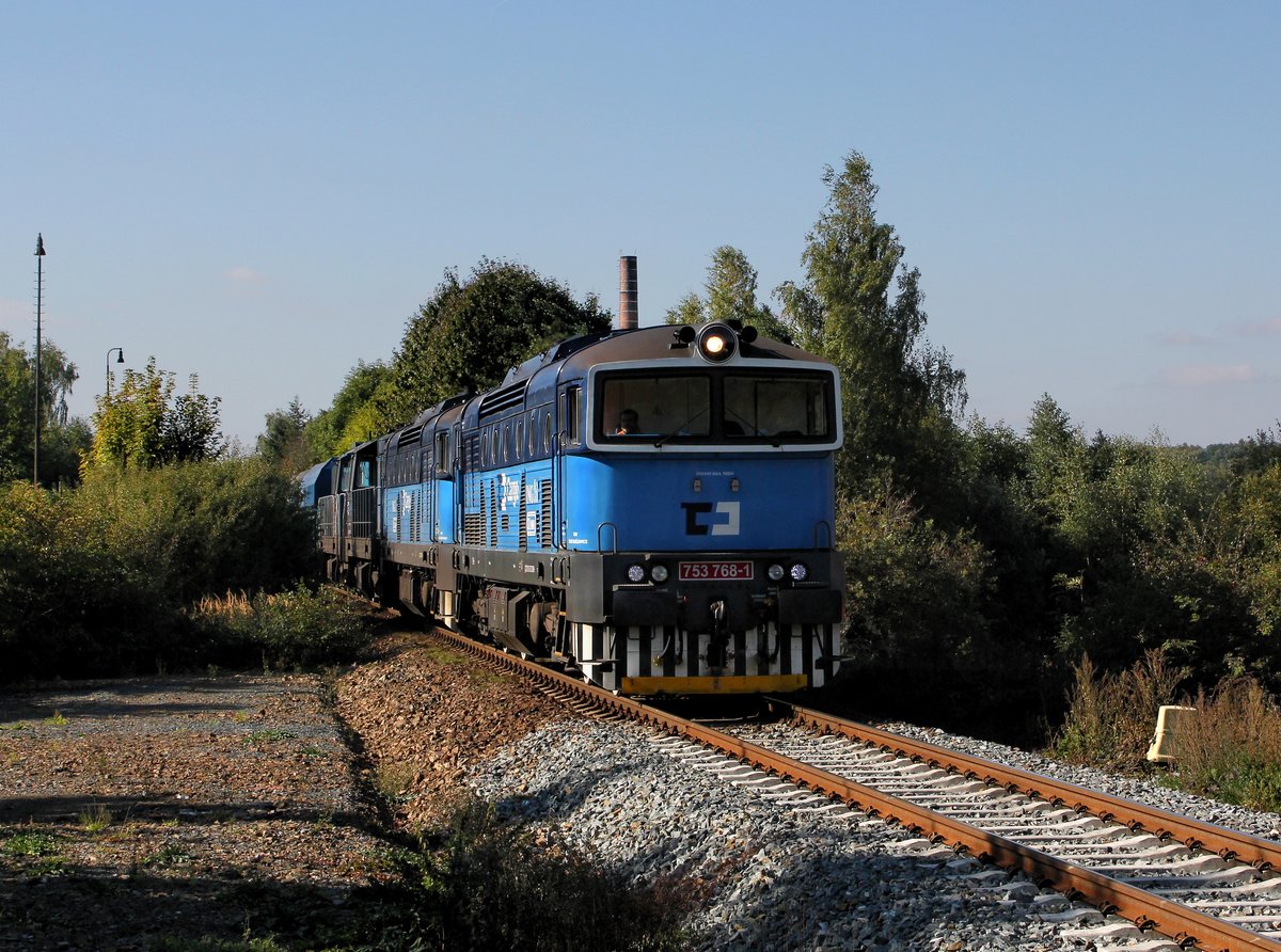 Die 753 768, die 753 769, die 742 172 und die 742 440 mit einem Güterzug am 07.10.2013 bei der Ausfahrt aus Domažlice.