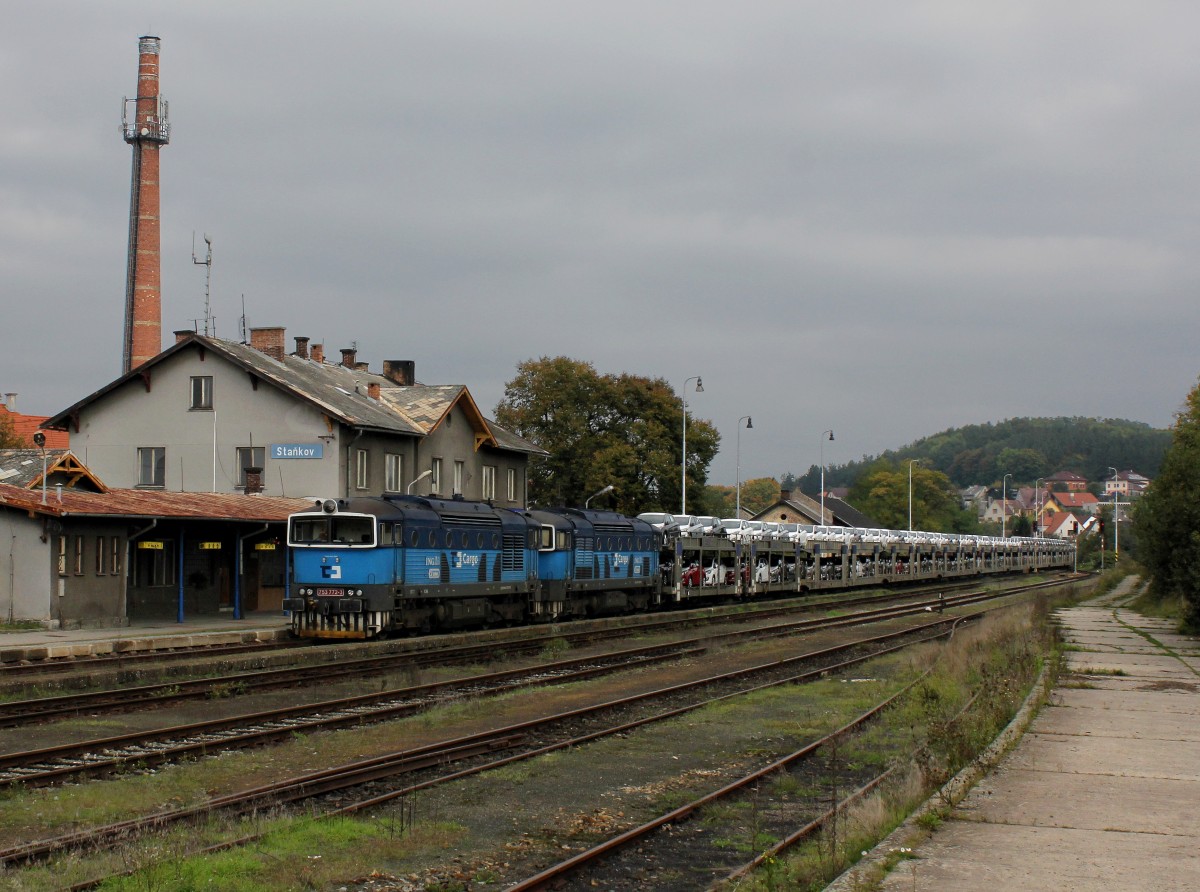 Die 753 772 und die 753 771 mit einem Autozug am 04.10.2014 bei der Durchfahrt in Staňkov.