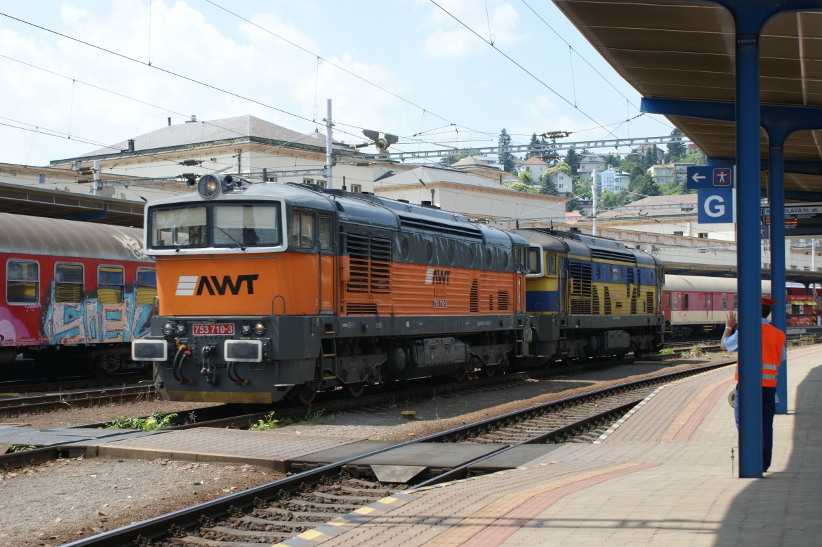 Die 753710-3 und 753726-9 bei der Durchfahrt im Bahnhof Bratislava hl. st. am 12.06.2015.