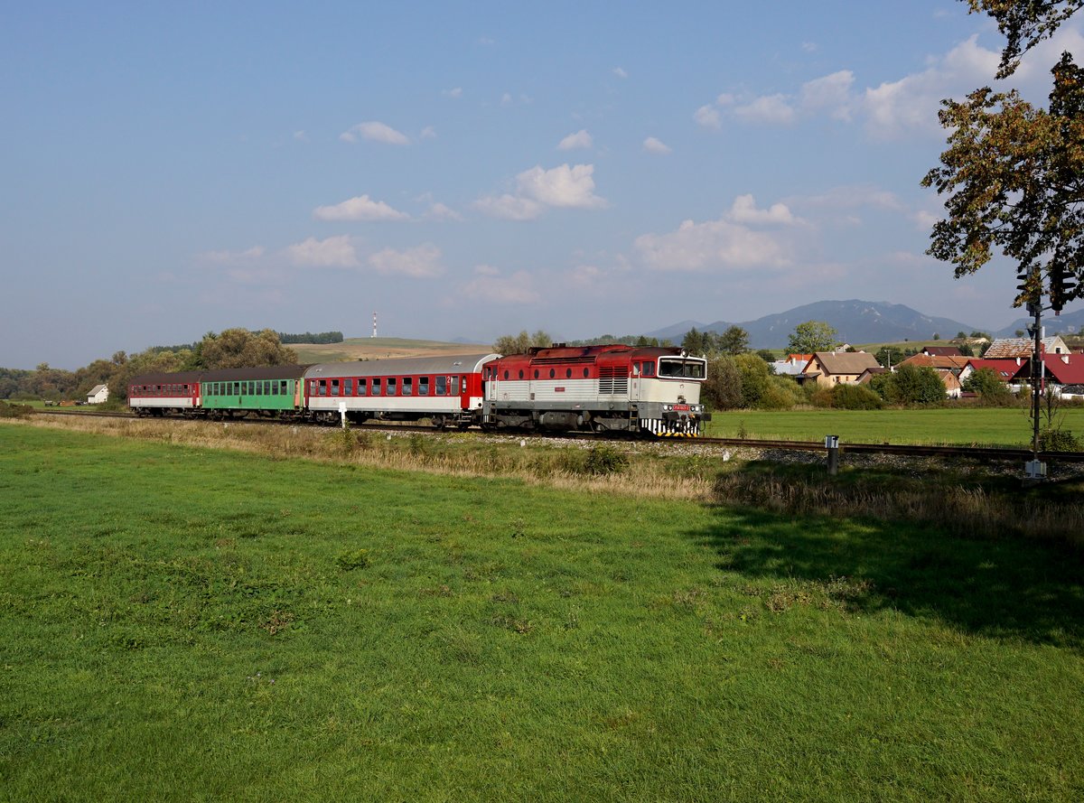 Die 754 003 mit einem Os am 20.09.2018 unterwegs bei Blažovce.