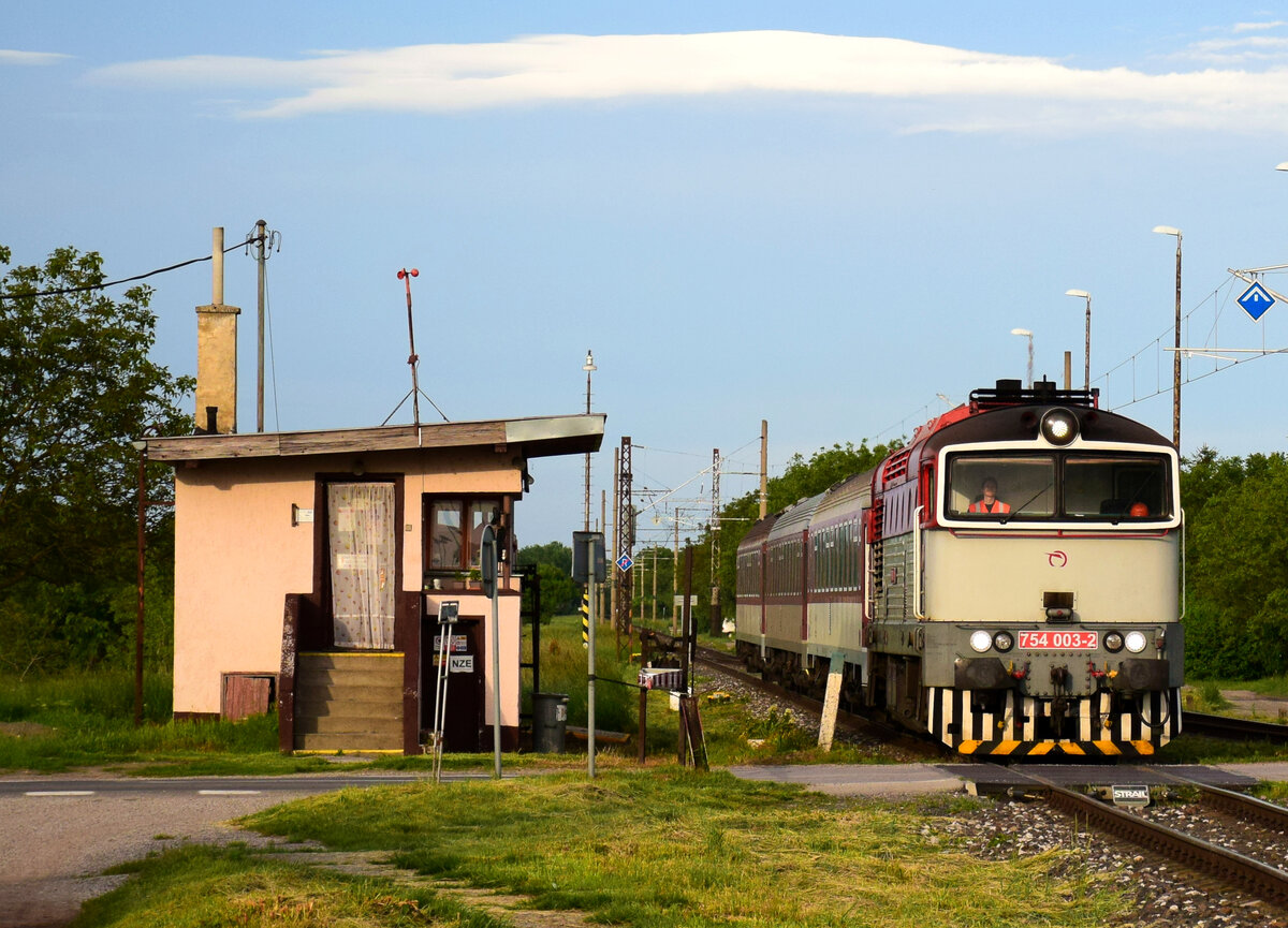 Die 754 003 (Okuliarnik - Taucherbrille) mit dem Personenzug 4362 von Komárno nach Dunajská Streda kurz vor Haltestelle Komárno Závody. 21.05.2021.