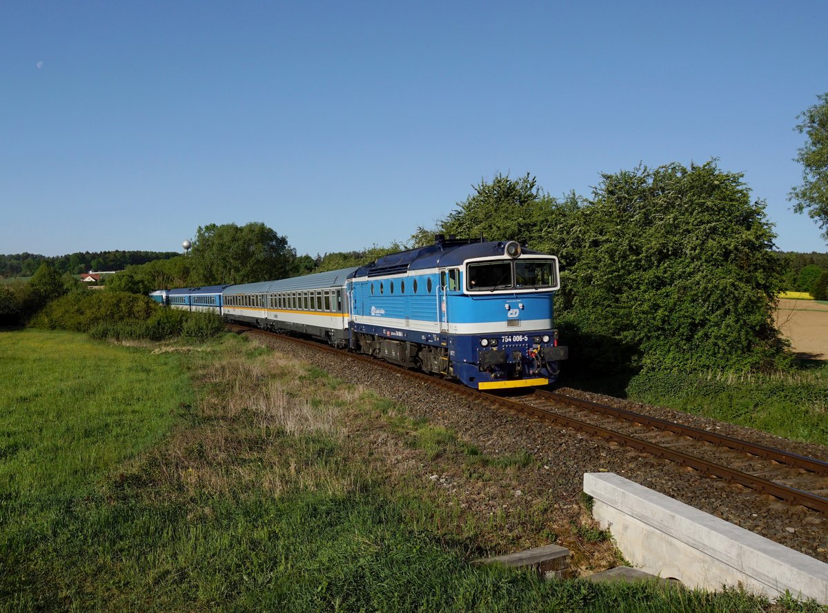 Die 754 006 mit einem ALEX am 06.05.2018 unterwegs bei Milavče.
