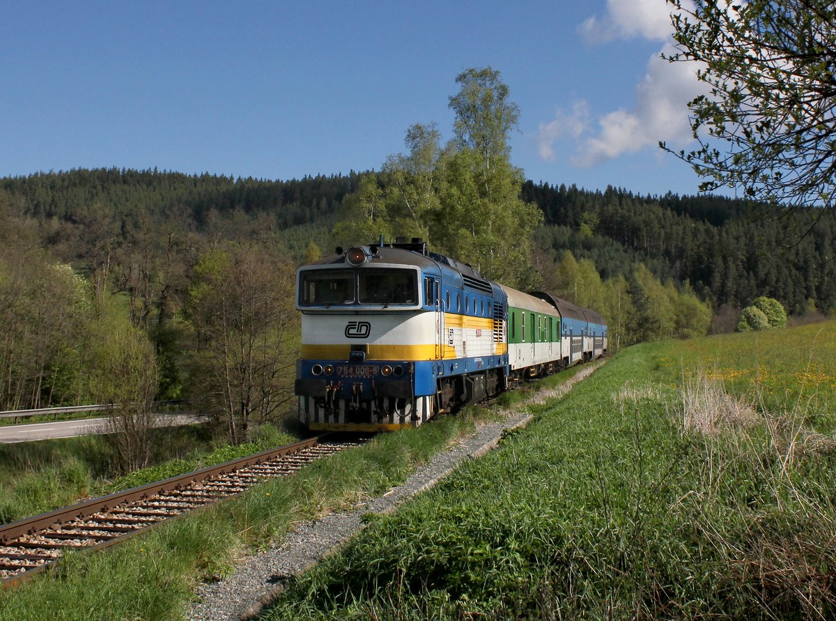 Die 754 006 mit einem Os nach Nové Údolí am 04.05.2014 unterwegs bei Provodice.