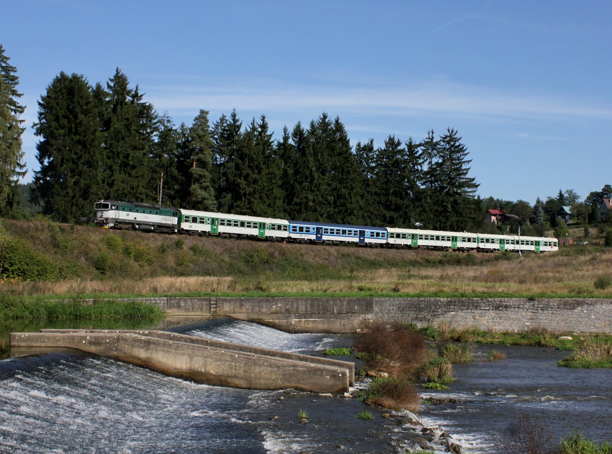 Die 754 008 mit einem Os am 28.09.2014 unterwegs bei Vlastějovice.