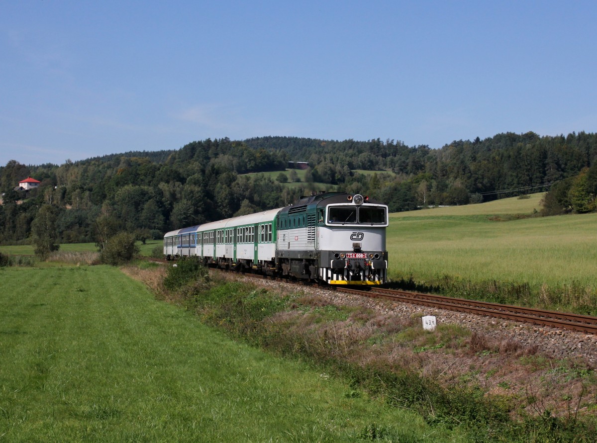 Die 754 008 mit einem Os nach Světlá nad Sázavou am 28.09.2014 unterwegs bei Mrzkovice.