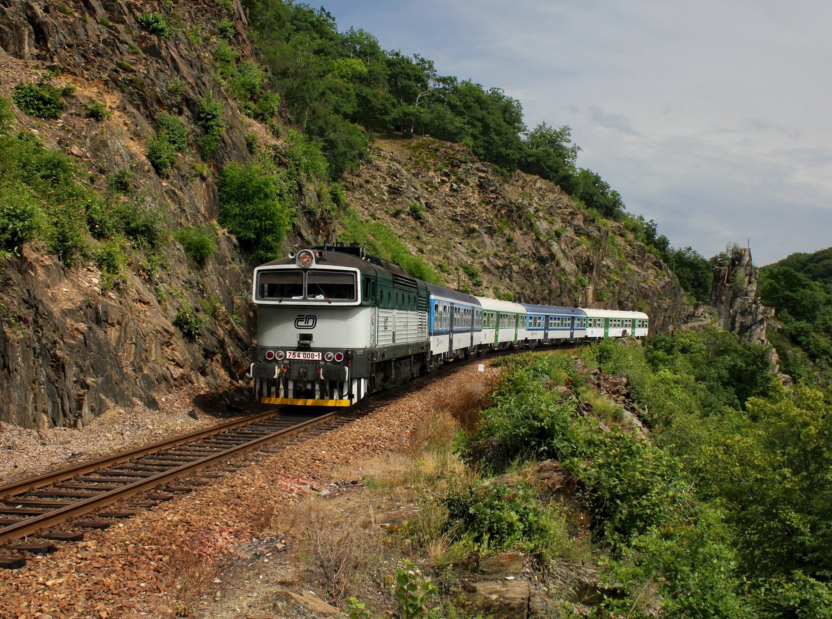 Die 754 008 mit einem Os nach Prag am 11.07.2015 unterwegs bei Petrov u Prahy.